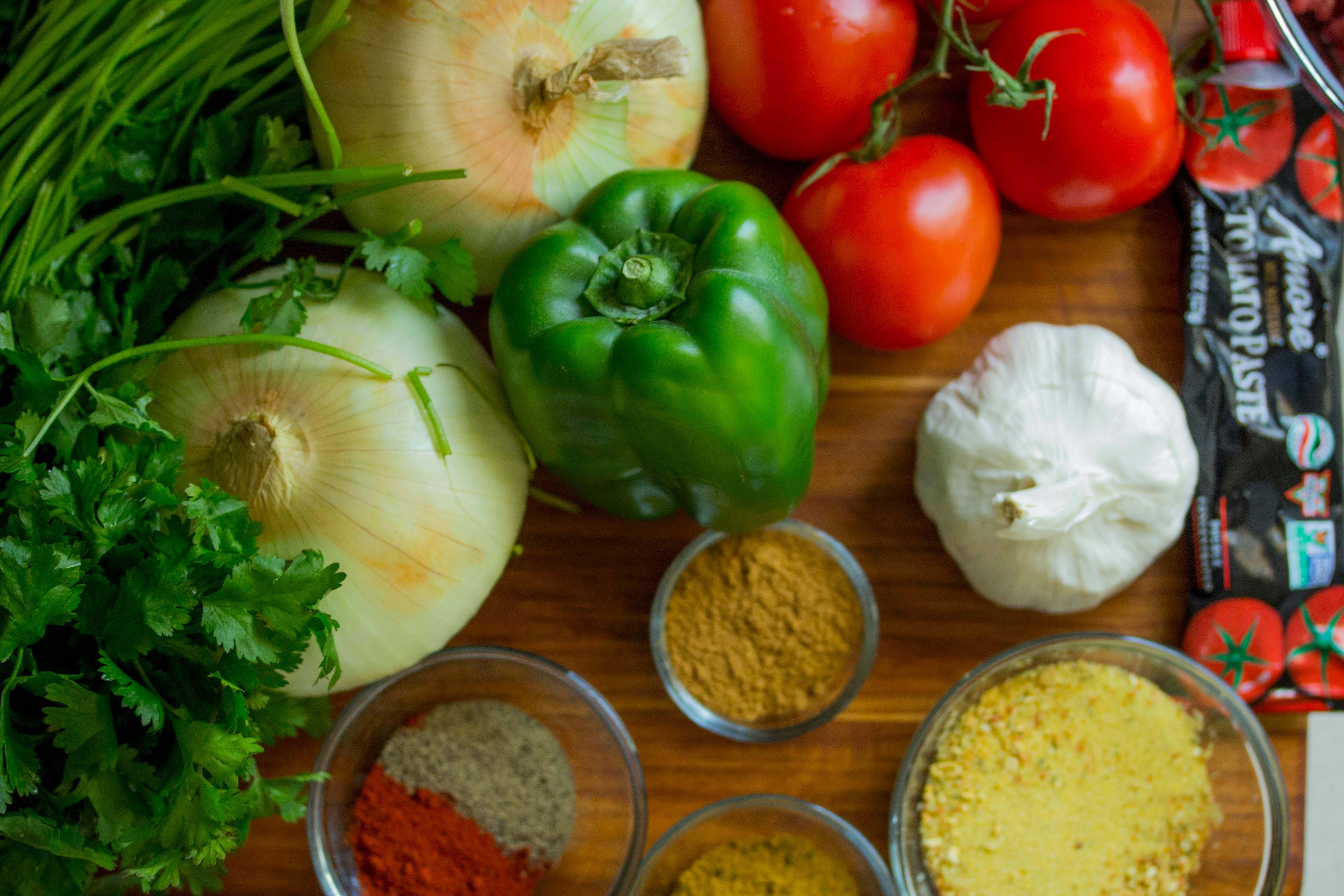 Ingredientes frescos italianos como tomates, albahaca y aceite de oliva